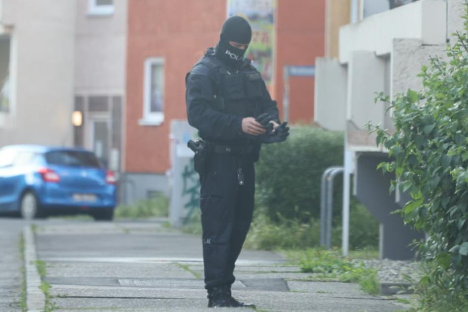 Um die 50 Beamte der Bundespolizei haben am Mittwochmorgen insgesamt vier Objekte in Leipzig und Delitzsch durchsucht.