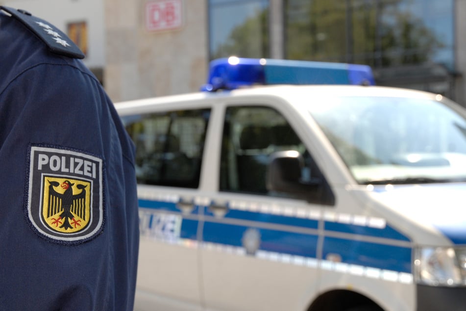 Die Bundespolizei ermittelt nun gegen den 18-Jährigen. (Symbolbild)