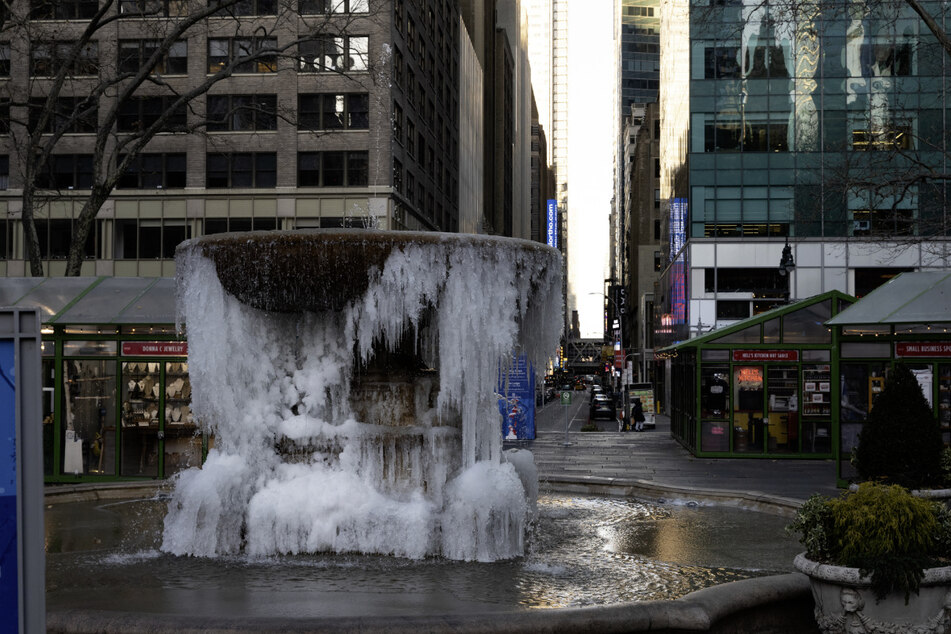Bei eisigen Temperaturen hängen Eiszapfen am Springbrunnen im Bryant Park in New York City.