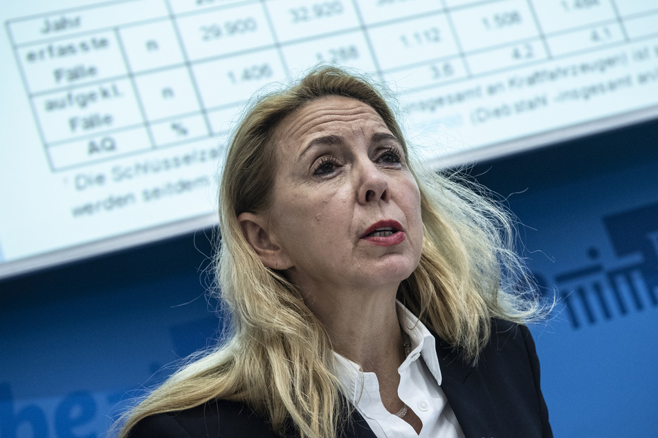 Die Berliner Polizeipräsidentin Barbara Slowik empfiehlt, während der Coronakrise immer einen Ausweis dabei zu haben.