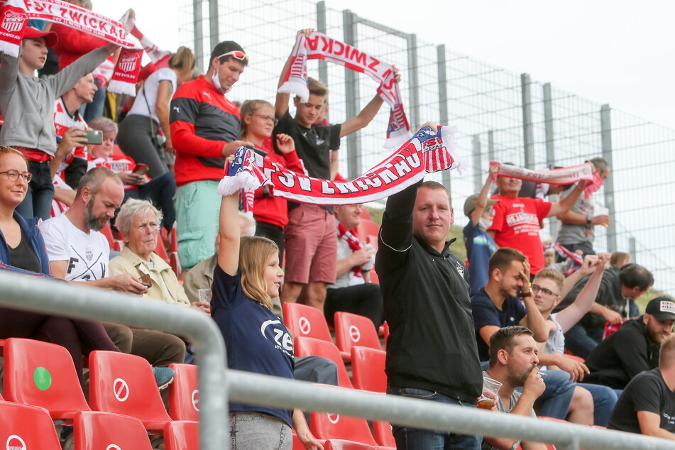Hoch die Schals! Die FSV-Fans dürfen wieder ins Stadion.