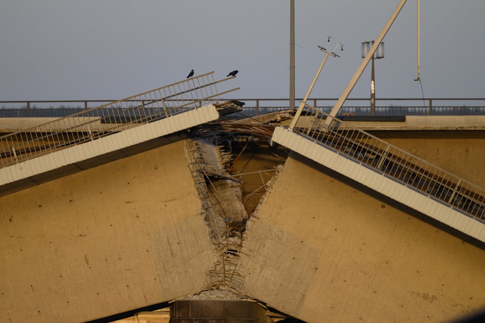 Im eingestürzten Zug C der Carolabrücke verlief ein nun zerstörter Fernwärme-Strang. Versorger SachsenEnergie muss daher ein Provisorium auf der Augustusbrücke errichten.