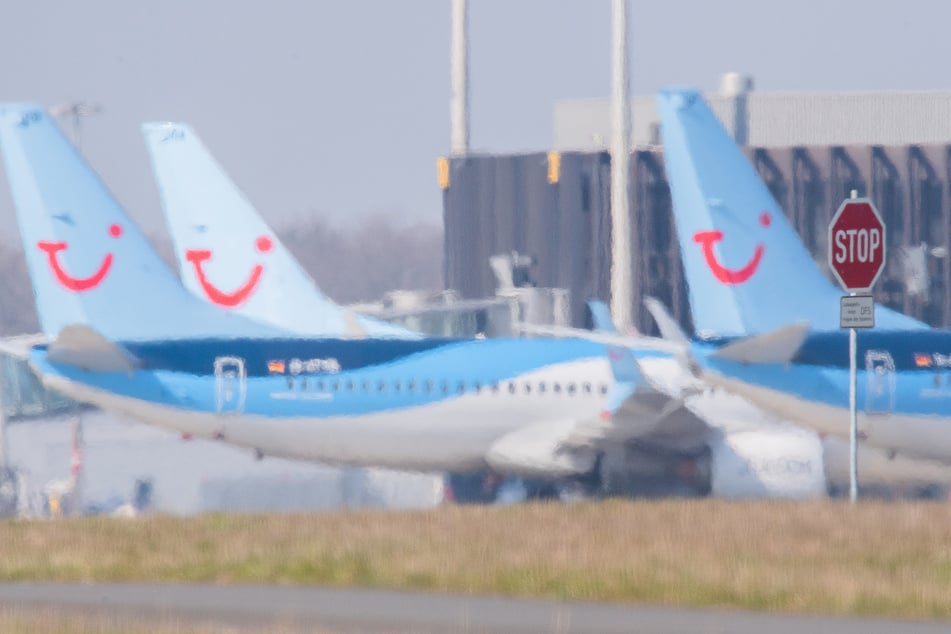 Flugzeuge von Tuifly parken am Flughafen Hannover. (Archivbild)