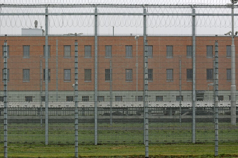 Die Jugendstrafanstalt Regis-Breitingen - hier wurde der in Sachsen-Anhalt wegen schweren Raubes zu vier Jahren und vier Monaten Haft verurteilte Gewalttäter hinverlegt, nachdem er in der Jugendhaftanstalt Raßnitz randaliert hatte.