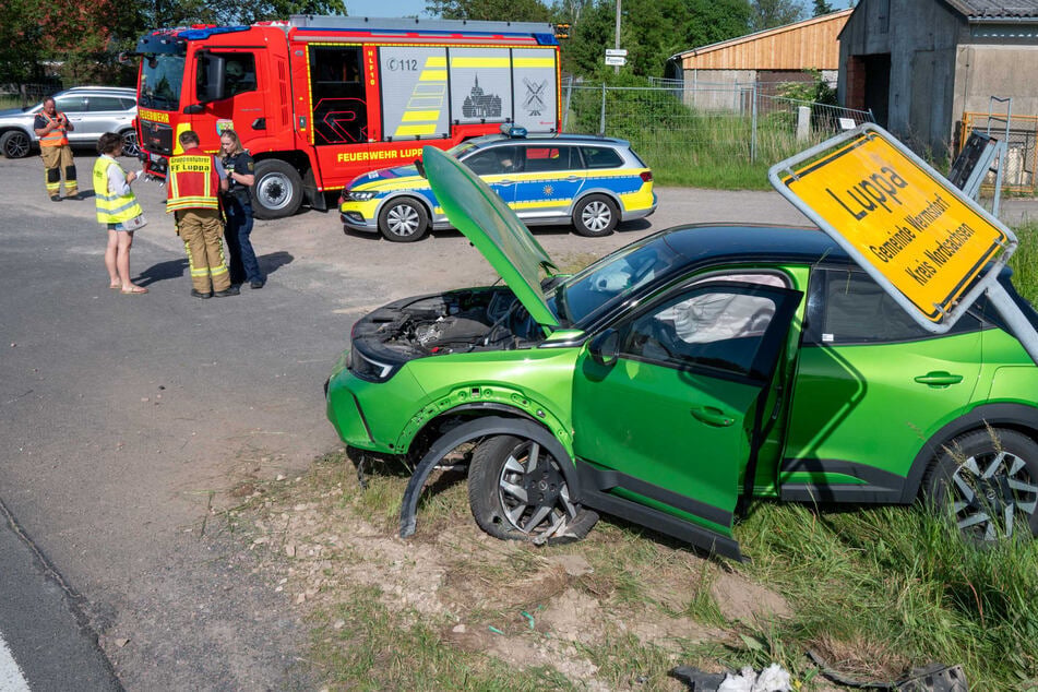 Opel landet im Graben und kracht gegen Ortsschild: Person verletzt