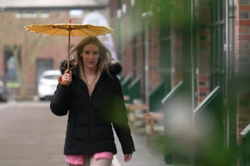 Studentin Alina Mauch (22) möchte bei "Bares für Rares" einen knapp 100 Jahre alten Sonnenschirm ihrer Urgroßmutter verkaufen.