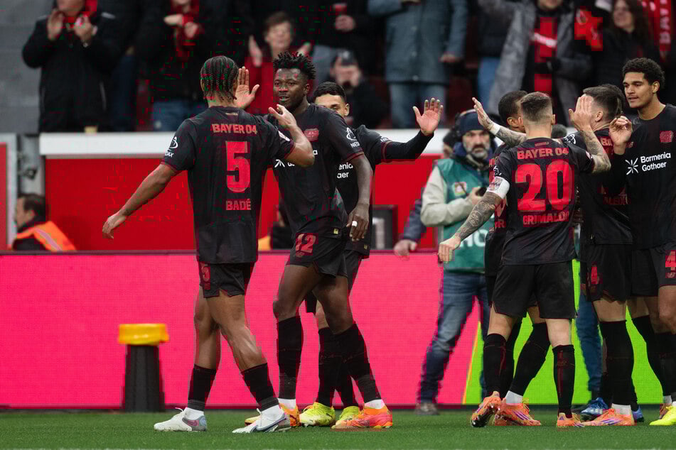 Die Spieler von Bayer Leverkusen bejubeln das 2:0 von Edmond Tapsoba.