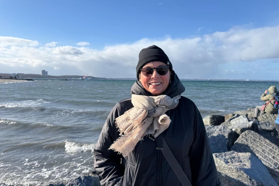Ute Beckmann (71) aus Niendorf kommt jeden Tag zum Strand, um die Rettungsaktion rund um den Wal zu beobachten.