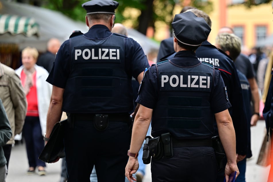 Polizisten gehen über den 370. Weimarer Zwiebelmarkt im vergangenen Jahr. Nach dem Anschlag von Solingen wird die Polizeipräsenz auf Thüringer Volksfesten erhöht. (Archivbild)