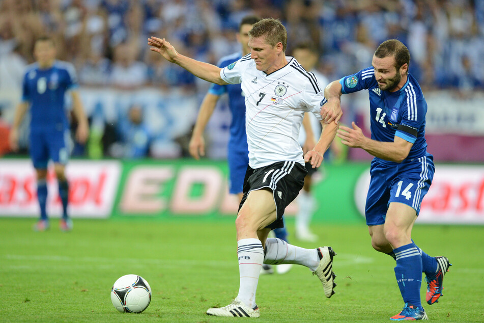 Im Juni 2012 traf die deutsche Nationalmannschaft um Bastian Schweinsteiger (heute 38, l.) im EM-Viertelfinale im polnischen Danzig zuletzt auf Griechenland.
