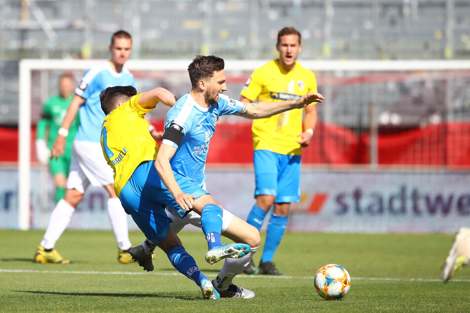 Daniele Gabriele (7, Jena) und Matti Langer (29, Chemnitz) im Zweikampf.