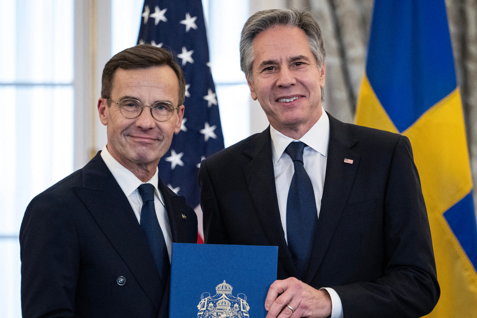 US Secretary of State Antony Blinken (r.) received the NATO ratification documents from Swedish Prime Minister Ulf Kristersson during Thursday's ceremony.