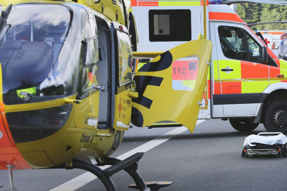 Ein Rettungshubschrauber flog den 25-Jährigen mit lebensgefährlichen Verletzungen in ein Krankenhaus in Bayern. (Symbolbild)