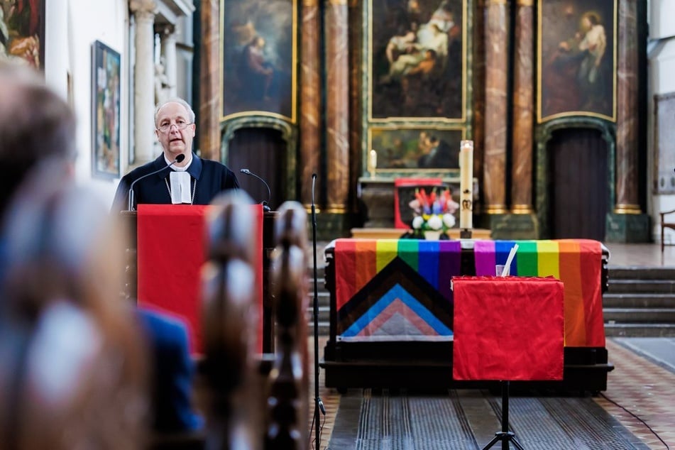 Ein schlimmer Anlass bringt trauernde Menschen in der Berliner Marienkirche zusammen - der Angriff am Rande des Christopher Street Day in Berlin.