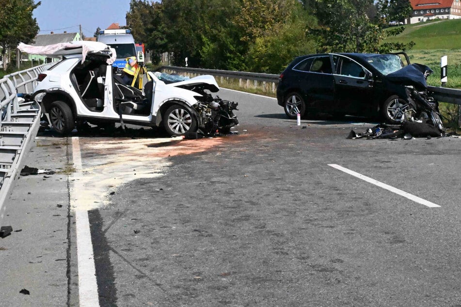 Tödlicher Unfall in Sachsen: Mercedes-Fahrer knallt in Gegenverkehr!