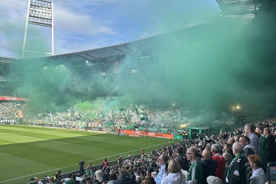 Die Werder-Fans sorgen nach Wiederanpfiff für eine kurze Unterbrechung.