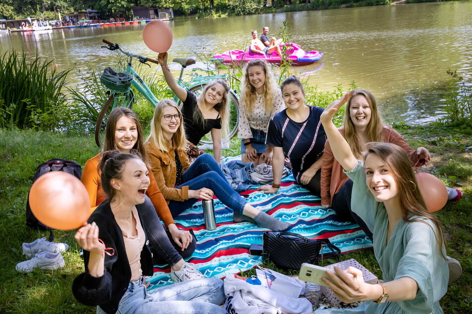 Lisa Börner (22, r.) feierte mit ihren Freundinnen am Schlossteich-Ufer in Chemnitz.