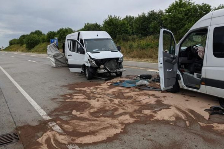 Unfall A38: Sprinter bremst bei Regen auf A38 stark ab: Neun Personen im Krankenhaus
