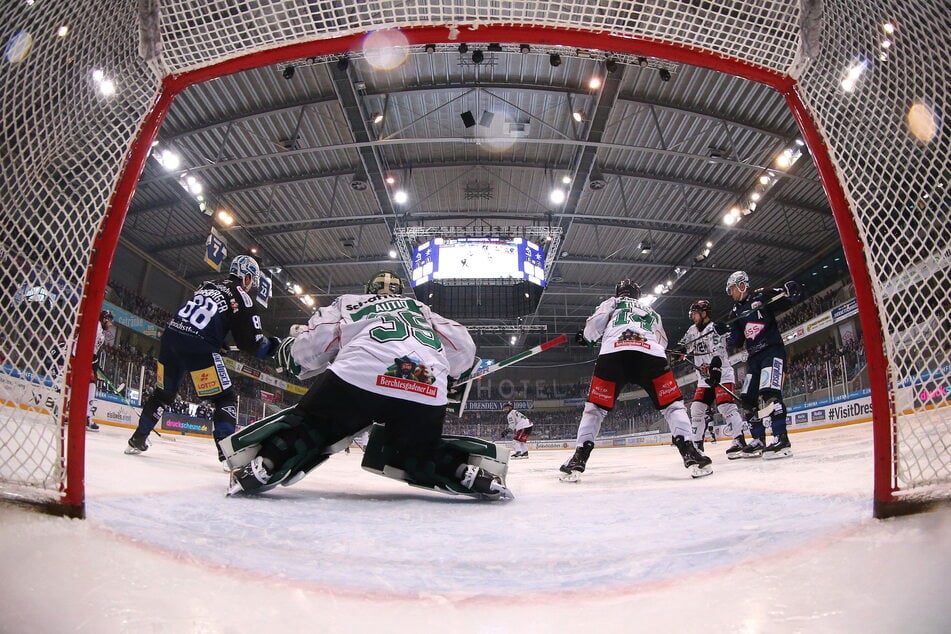 Die Eislöwen Johan Porsberger (31, l.) und Tomas Andres (28, r.) sind oft gut vor Starbulls-Goalie Oskar Autio (25) positioniert.