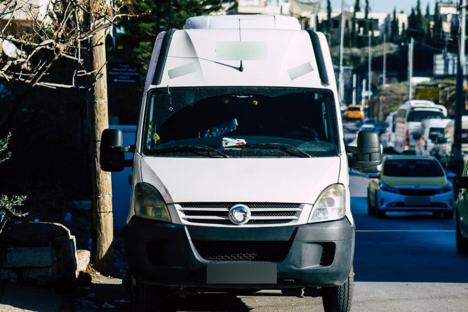 Eine Frau wurde von einem Transporter überrollt. (Symbolbild)