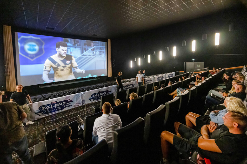 In den Kinosälen des CineStar am Roten Turm findet beim "TAG24-Talentgame" auch ein FC 24 Fussballturnier statt.