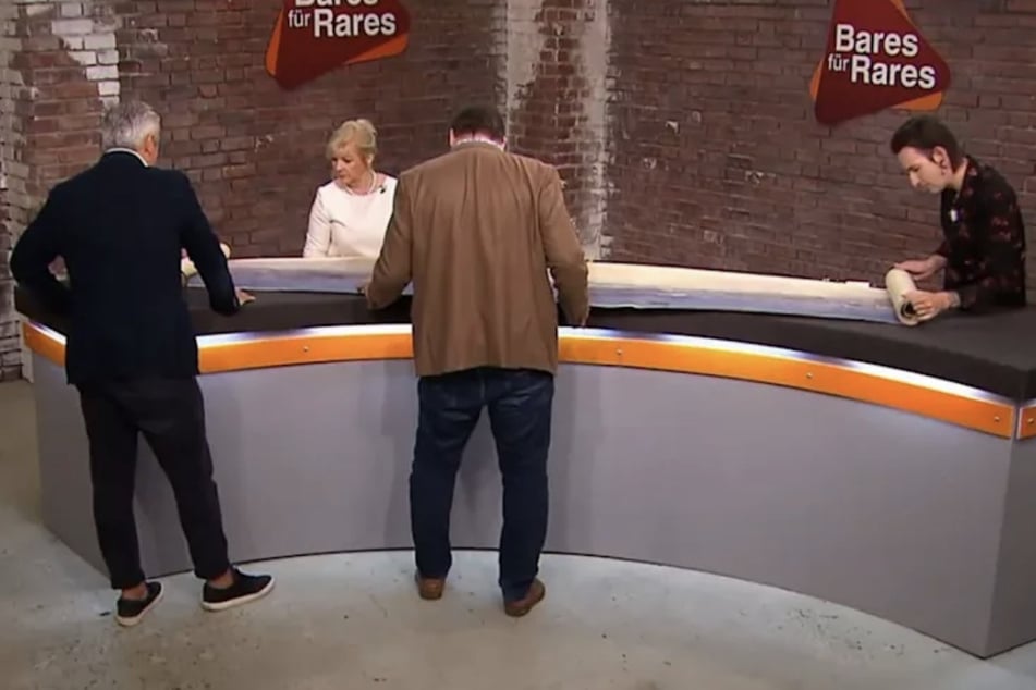 Auch die Händler zeigen großes Interesse an dem außergewöhnlichen Objekt.