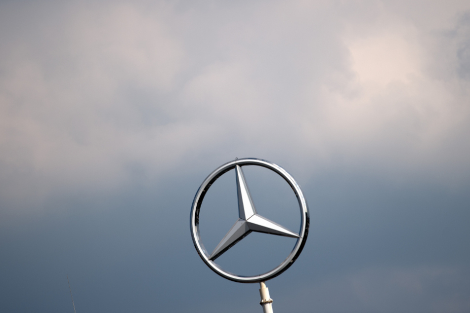 Der Mercedes-Stern ragt in den Himmel.