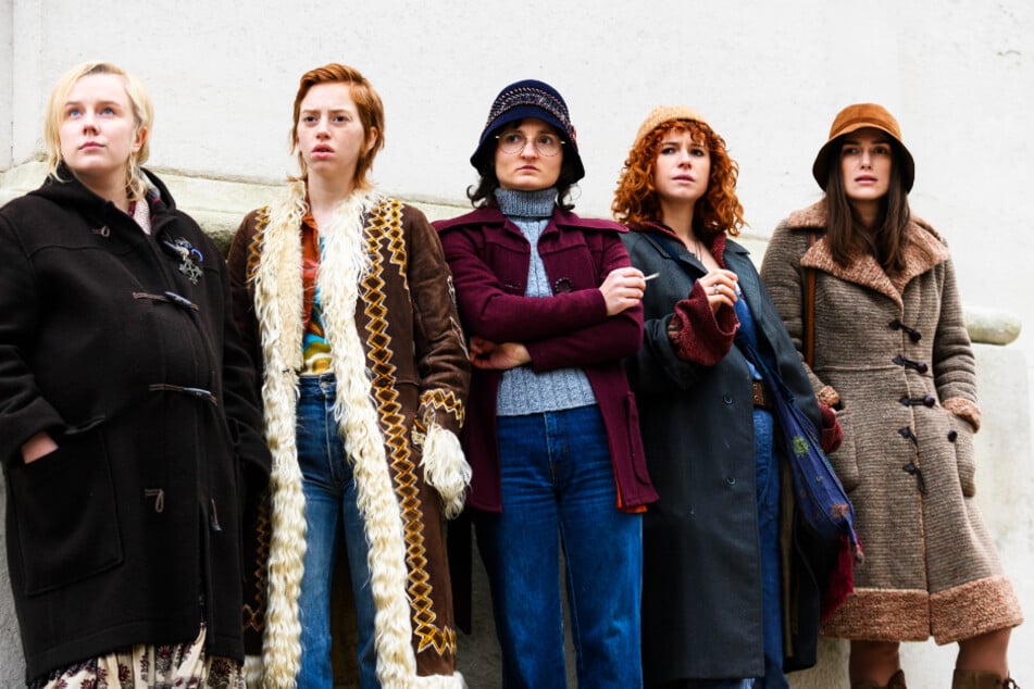 Fünf Mitglieder der "Women's Liberation Movement" um Sally (Keira Knightley, r.) und Jo (Jessie Buckley, 2.v.r.) spähen die Vorbereitungen der Misswahl aus.