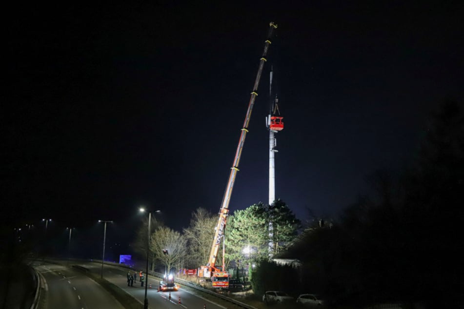 Eigentlich sollte der Mast am Montag nur gewartet werden - dann kamen jedoch erhebliche Mängel zum Vorschein.