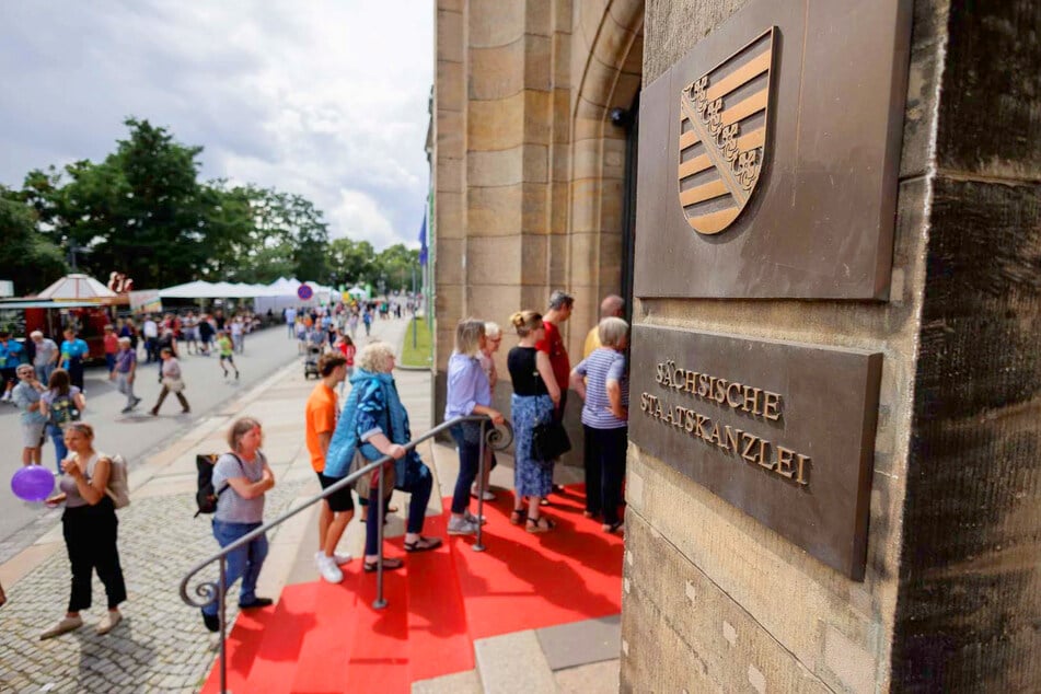 Ein roter Teppich empfängt die Besucher vor dem Gebäude der Staatskanzlei.
