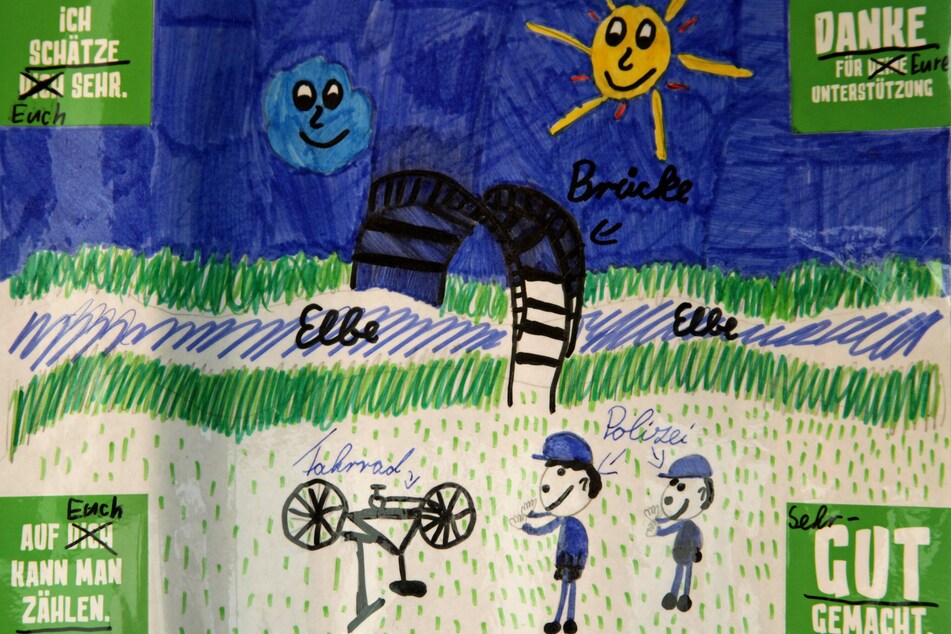 Friedas Bild zeigt, wie die Polizisten ihr Fahrrad wiederfanden.