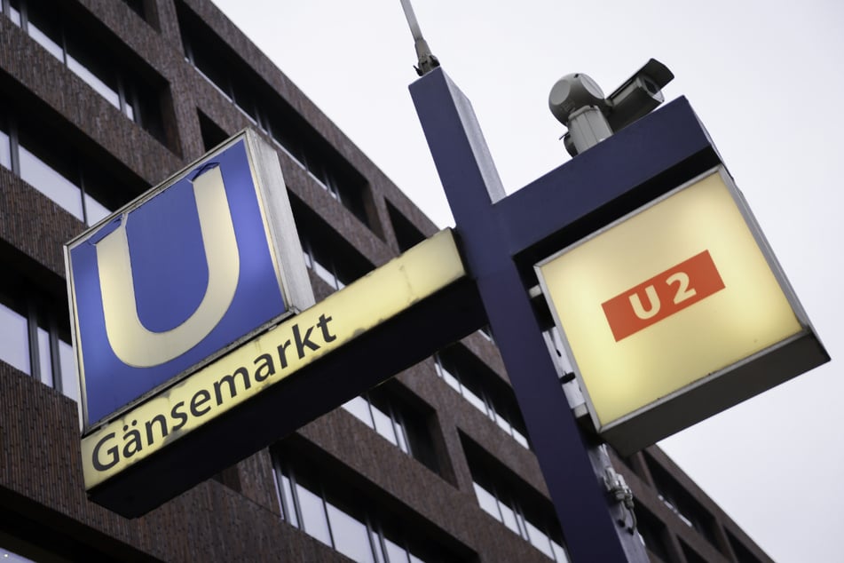 Das Unglück geschah an der Haltestelle Gänsemarkt. (Symbolbild)