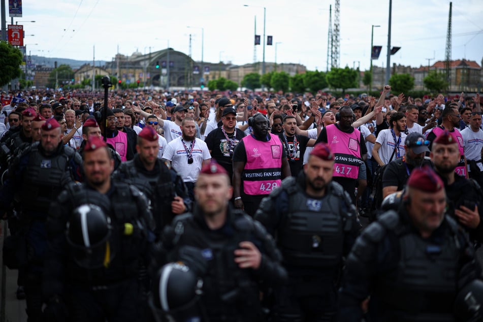 In Budapest herrscht bereits reges Treiben. Die Polizei begleitet hier einige PSG-Fans durch die Stadt.