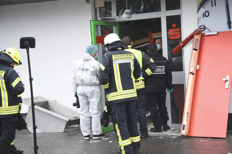 Geldautomat gesprengt: 100.000 Euro Schaden, Polizei sucht mit Hubschrauber