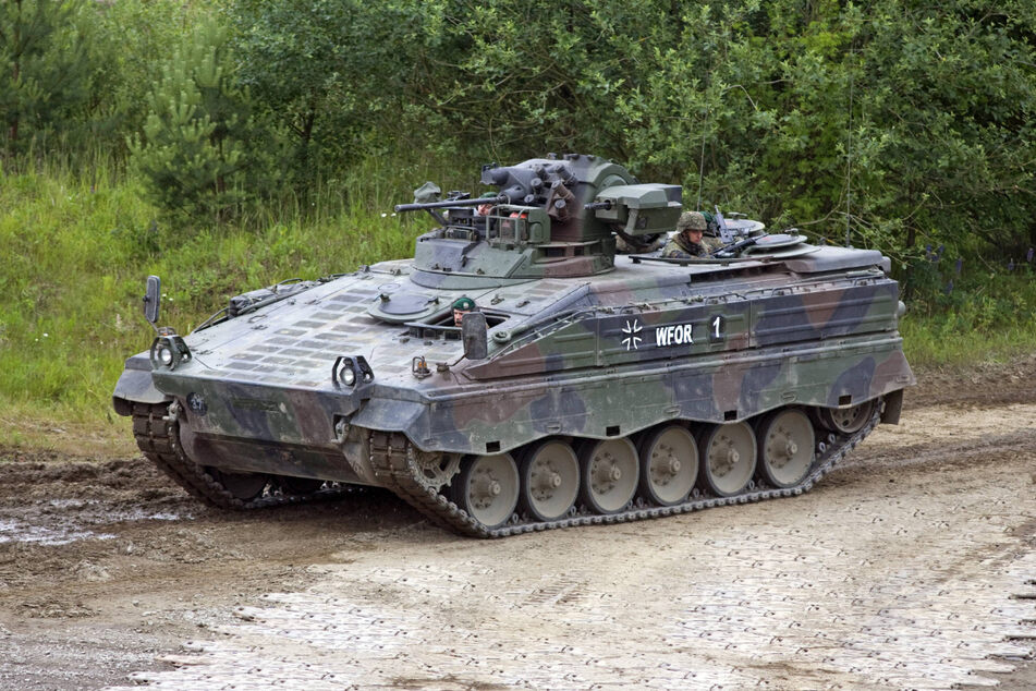 Der Schützenpanzer ist 6,90 Meter lang und 3,40 Meter breit. Er wiegt 38,5 Tonnen, hat eine Motorleistung von 600 PS (maximal 65 km/h) und auf Straßen eine Reichweite von etwa 460 Kilometern. Zur Besatzung gehören ein Kommandant, ein Fahrer, ein Schütze und sechs Panzergrenadiere.