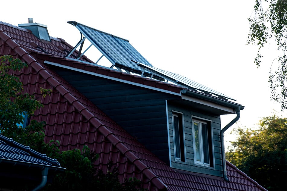 Auch eine Solaranlage auf dem Dach kann laut Verbraucherschutz helfen. Die Platten liefern nicht nur Schatten, sondern erzeugen auch noch Strom.