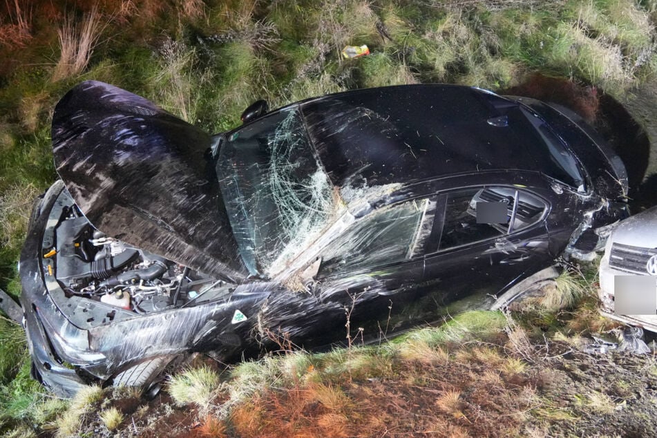 Der Alfa Romeo wurde dabei schwer beschädigt. Drei Menschen erlitten leichte Verletzungen.