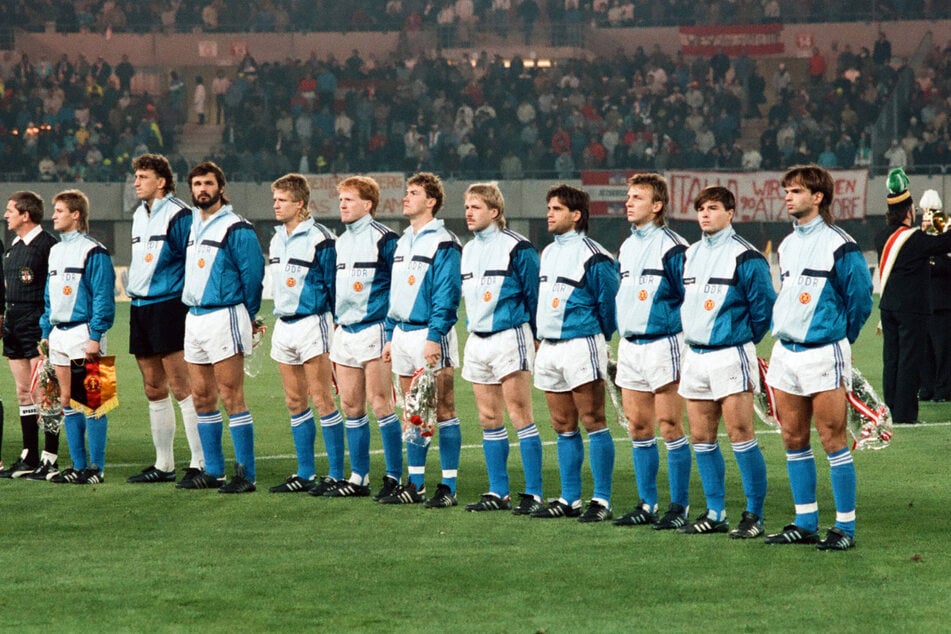 Das war die DDR-Elf, die am 15. November 189 in Wien gegen Österreich verlor: (v.l.) Ronald Kreer, Dirk Heyne, Dirk Stahmann, Matthias Lindner, Matthias Sammer, Matthias Döschner, Detlev Schößler, Ulf Kirsten, Andreas Thom, Jörg Stübner und Rico Steinmann.