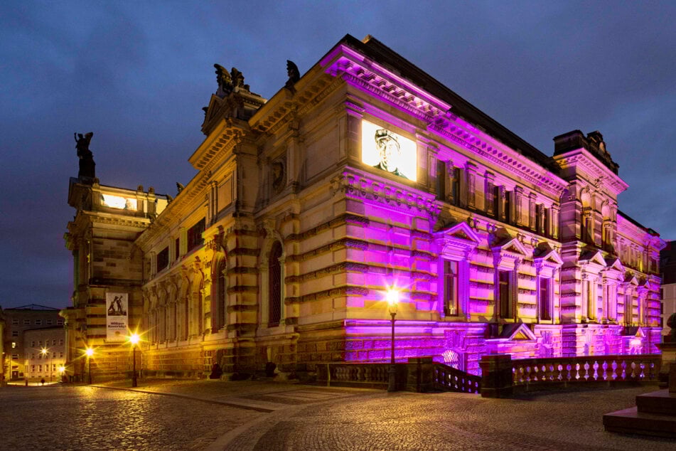 Dresden: Innenstadt leuchtet plötzlich lila: Das ist der bewegende Grund