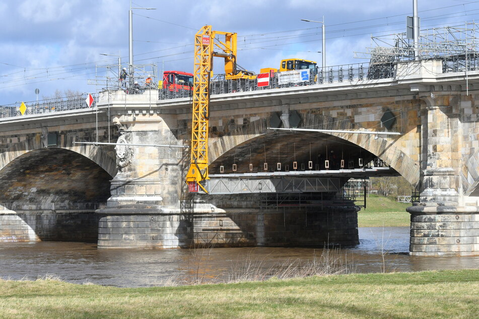 Bei Gemeinhardt können Gerüste nicht nur stehen, sondern auch hängen: Spezialkonstruktion zur Sanierung der Dresdner Albertbrücke