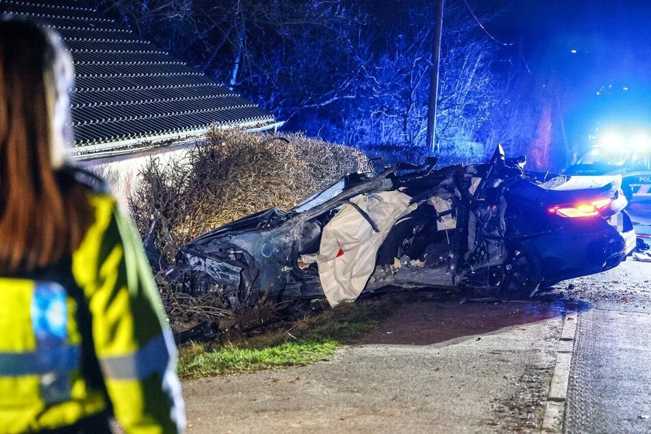 Der schreckliche Zustand des Autos lässt nur erahnen, wie heftig der folgenschwere Unfall gewesen sein muss.