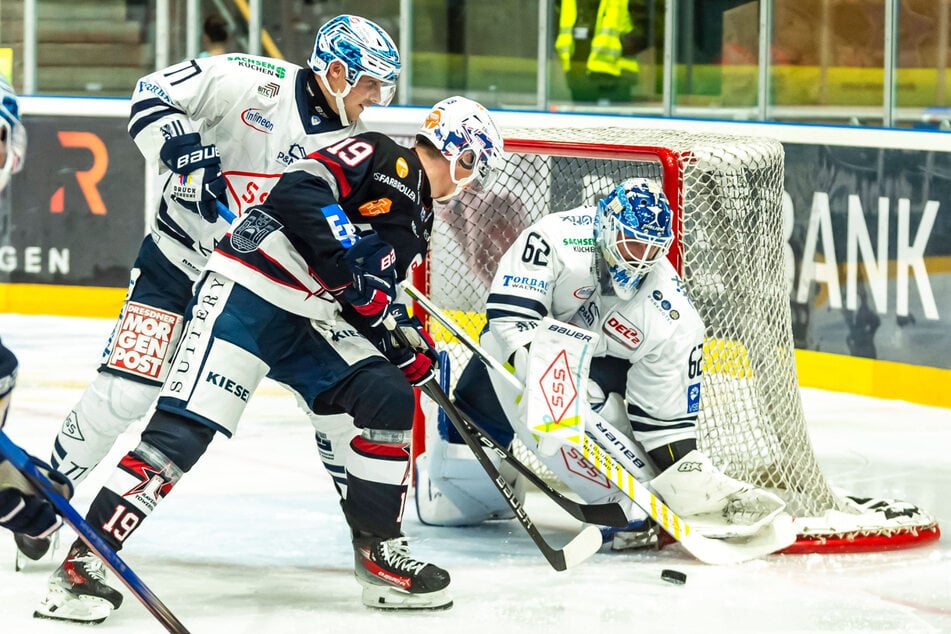 Eislöwen-Goalie Janick Schwendener (32) und Verteidiger Arne Uplegger (26) gaben den Ravensburgern um Erik Jinesjo (30) wenig Platz vorm Tor.