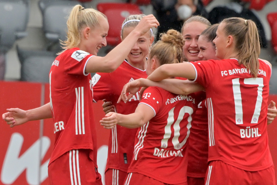Die Spielerinnen vom FC Bayern München jubeln nach dem 2:0 durch Linda Dallmann (M, 10).