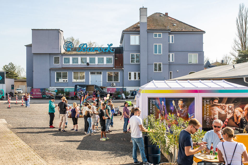 Der Schriftzug auf dem Dach des Barock-Eventparks soll wieder leuchten.