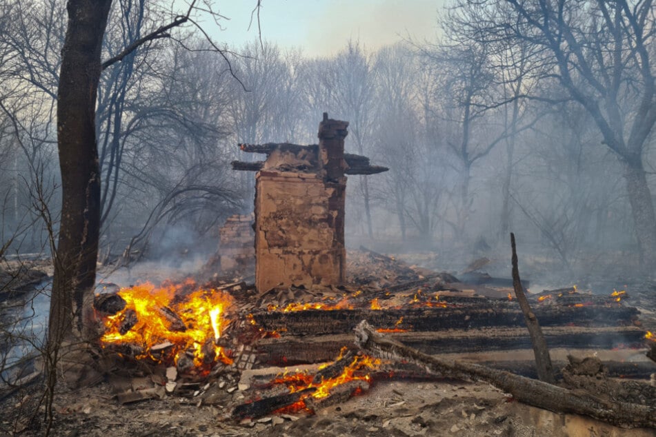 Ein unbewohntes Haus ist bei einem Waldbrand in der radioaktiv belasteten Sperrzone um das Kernkraftwerk Tschernobyl niedergebrannt.