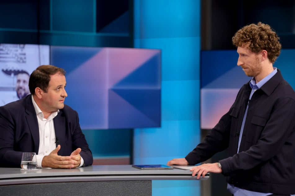 TV-Moderator Louis Klamroth (36, r.) im Gespräch mit Nathanael Liminski (41, CDU).