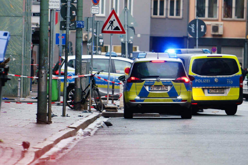 Am 26. Januar 2021 verletzte der heute 43-Jährige zwei Menschen im Frankfurter Bahnhofsviertel schwer. Eines der Opfer starb später im Krankenhaus.