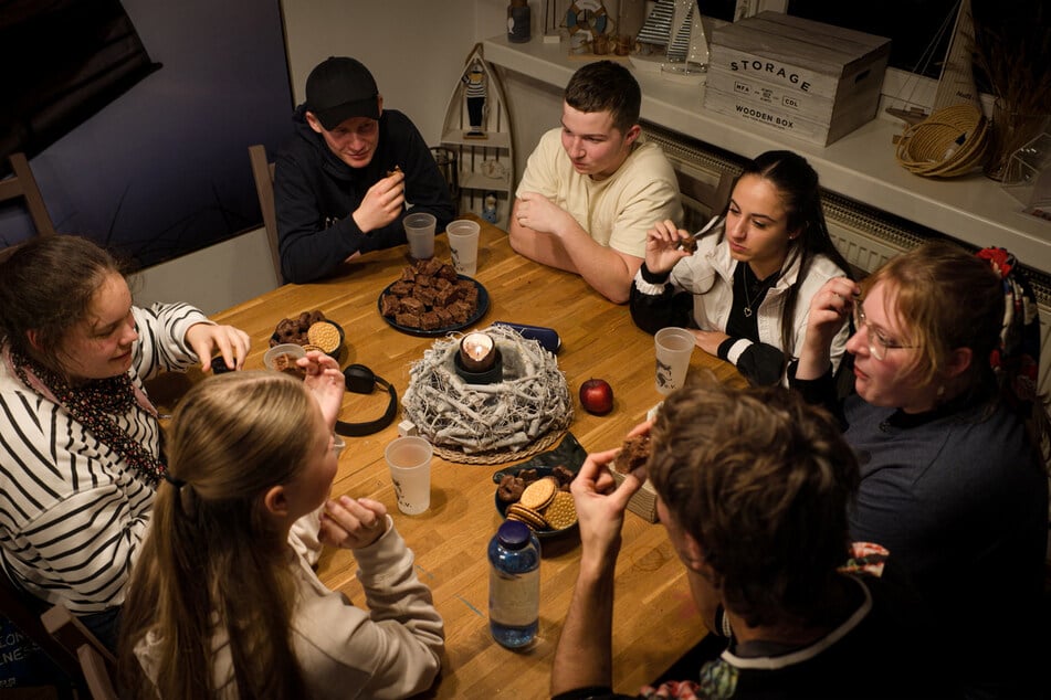 Das Mädchen besucht Gruppensitzungen des Vereins Wolfsträne e.V. in Leipzig.