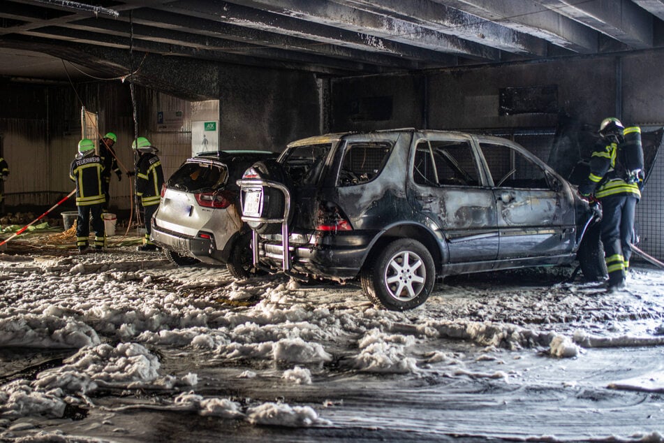 Mercedes löst Brand in Parkhaus aus: Feuerwehr verhindert Schlimmeres