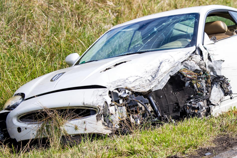 Ein weißer Jaguar wurde schwer beschädigt und in den Straßengraben geschleudert: Bei DreieIch kam es am Montag zu einem heftigen Crash!